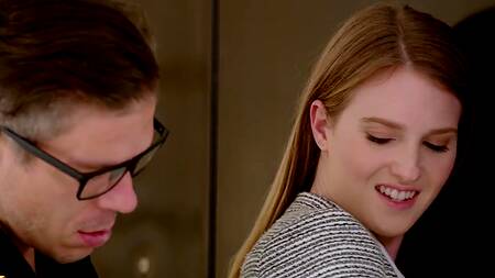 Строгий начальник отшлепал помощницу и трахнул её