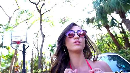 Жаркая красотка моет тачку и трахается с её владельцем