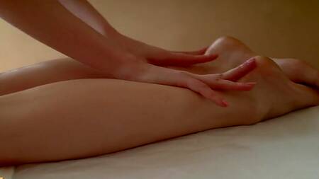 Упругая попка клиентки возбуждает массажистку на секс