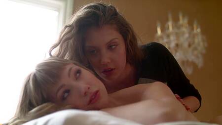 Упругая попка клиентки возбуждает массажистку на секс