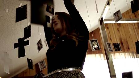 Грешница связывает мужику руки и заглатывает хуй