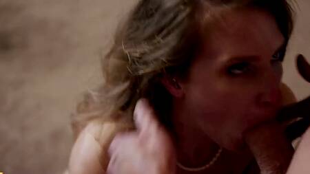 Грешница связывает мужику руки и заглатывает хуй