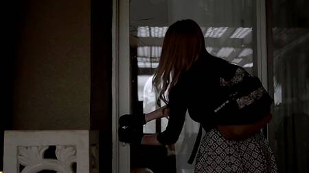 Грешница связывает мужику руки и заглатывает хуй