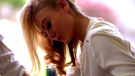 Нежная Nancy A завязывает парню глаза и делает минет