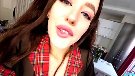 Красотка в униформе студентки прибалдела на хую от первого лица