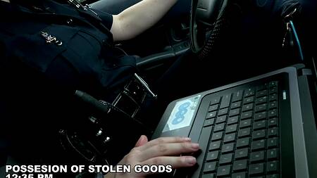 Девушки копы прыгают на хую задержанного негритоса