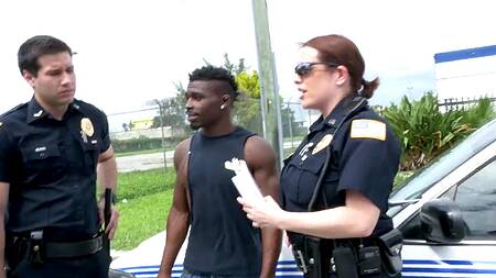 Девушки копы прыгают на хую задержанного негритоса