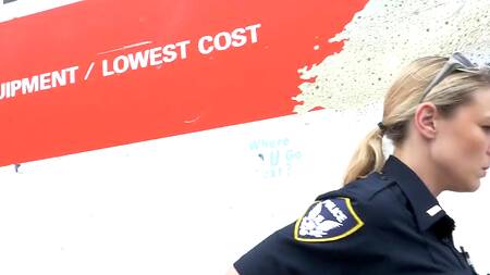 Девушки копы прыгают на хую задержанного негритоса