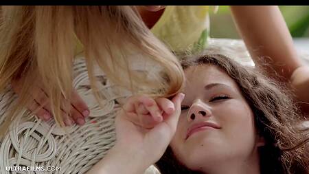 Красивое лесбийское порно с худенькими молодыми девушками