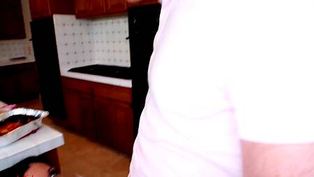 Зрелая нимфа преподала урок в секса молодой паре