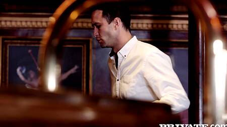 Оприходовали в два члена сексапильную брюнетку с натуральными сиськами