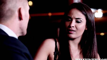 Оприходовали в два члена сексапильную брюнетку с натуральными сиськами