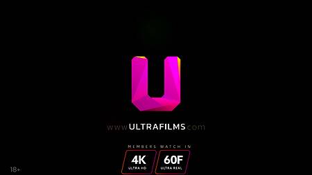 Лысый качок удовлетворяет худеньких сучек языком и большим членом