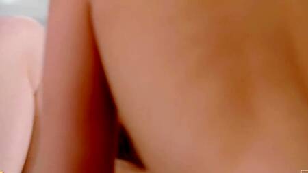 Голая натурщица ласкает киску и соблазняет художницу