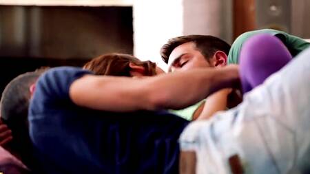 Красотка влюбляется в двух лучших друзей и трахается с ними