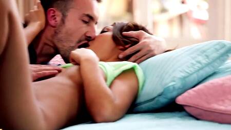 Красотка влюбляется в двух лучших друзей и трахается с ними