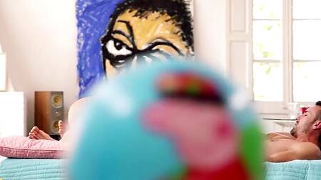 Красотка влюбляется в двух лучших друзей и трахается с ними