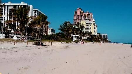 Уединился с двумя телкам в душе и трахает их