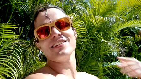 Уединился с двумя телкам в душе и трахает их