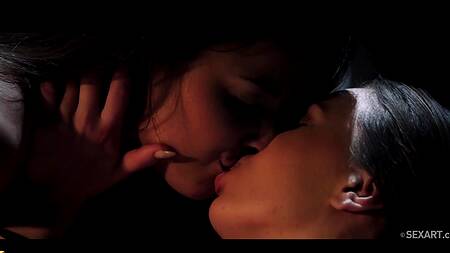 Худые лесбиянки в полумраке занимаются чувственным чексом