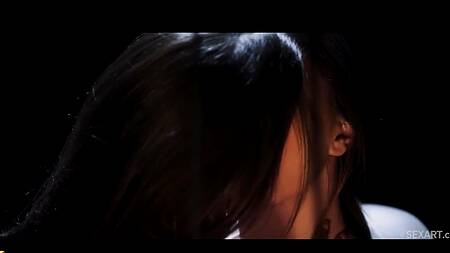 Худые лесбиянки в полумраке занимаются чувственным чексом