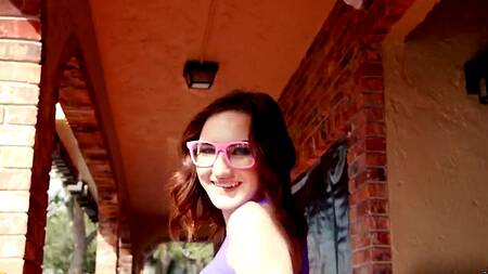 Развратная девка соблазняет гика в магазине комиксов