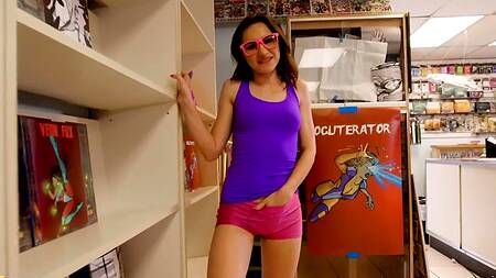 Развратная девка соблазняет гика в магазине комиксов