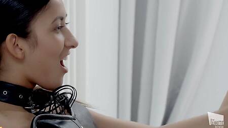 Две худые красотки доминируют над мужиком