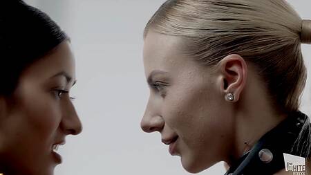 Две худые красотки доминируют над мужиком