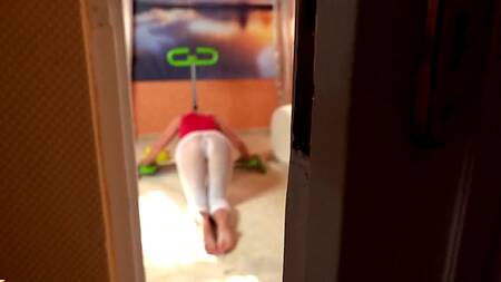 Разрывает колготки спортивной падчерицы и трахает её