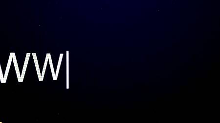Татуированный парень в презервативе активно трахает девку