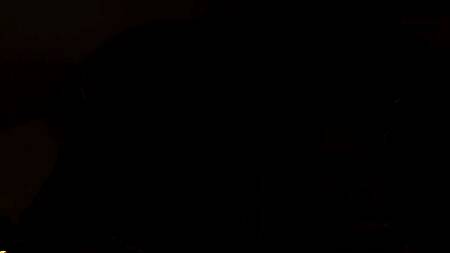 Стягивает трусики с красавицы и лижет её влажную киску