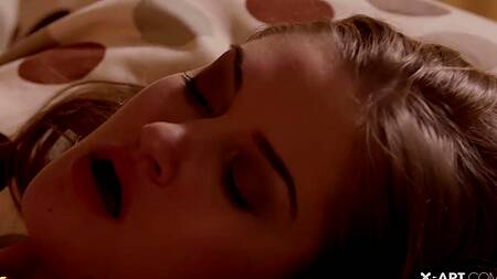 Стягивает трусики с красавицы и лижет её влажную киску