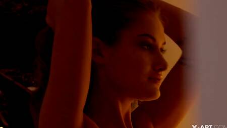 Стягивает трусики с красавицы и лижет её влажную киску