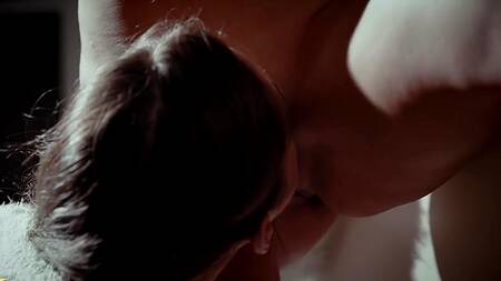 Красотка возле зеркала вылизывает киску подруги