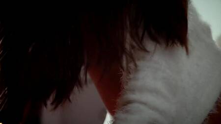 Красотка возле зеркала вылизывает киску подруги