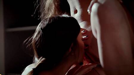 Красотка возле зеркала вылизывает киску подруги