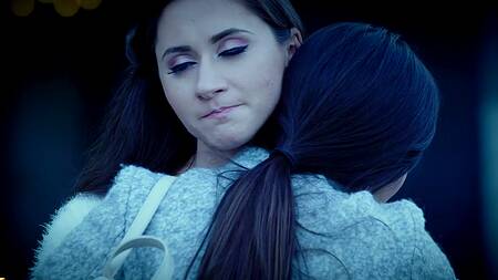 Красотка возле зеркала вылизывает киску подруги