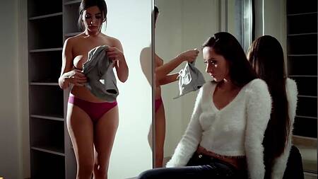 Красотка возле зеркала вылизывает киску подруги