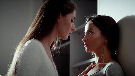 Красотка возле зеркала вылизывает киску подруги