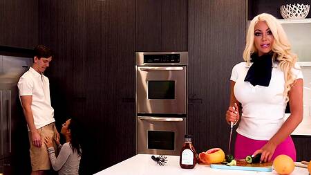 Трио на кухне занимается жестким сексом вместо готовки