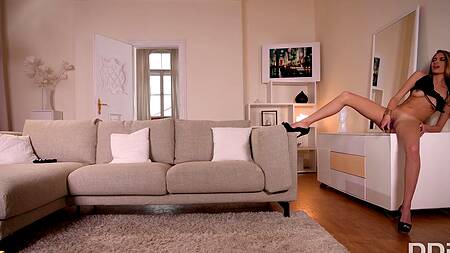 Стройная Baby Nicols ублажает себя пальцами и вибратором