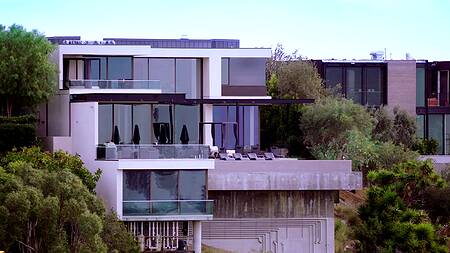 Неудовлетворенная красотка решается на измену с негром