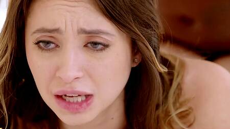 Неудовлетворенная красотка решается на измену с негром