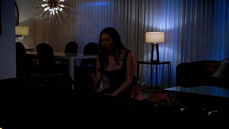 Неудовлетворенная красотка решается на измену с негром