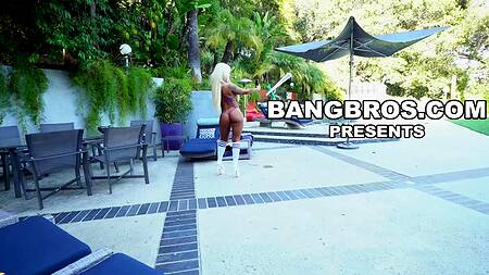 Ненасытная сучка Brandi Bae балдеет от черного хуя