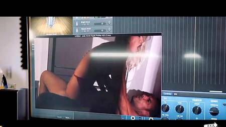 Подкаст на эротическую тему провоцирует секс