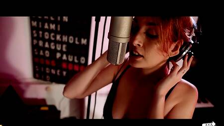 Подкаст на эротическую тему провоцирует секс