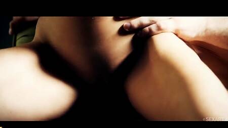 Телка задирает платье и садится на член