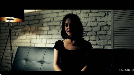 Телка задирает платье и садится на член